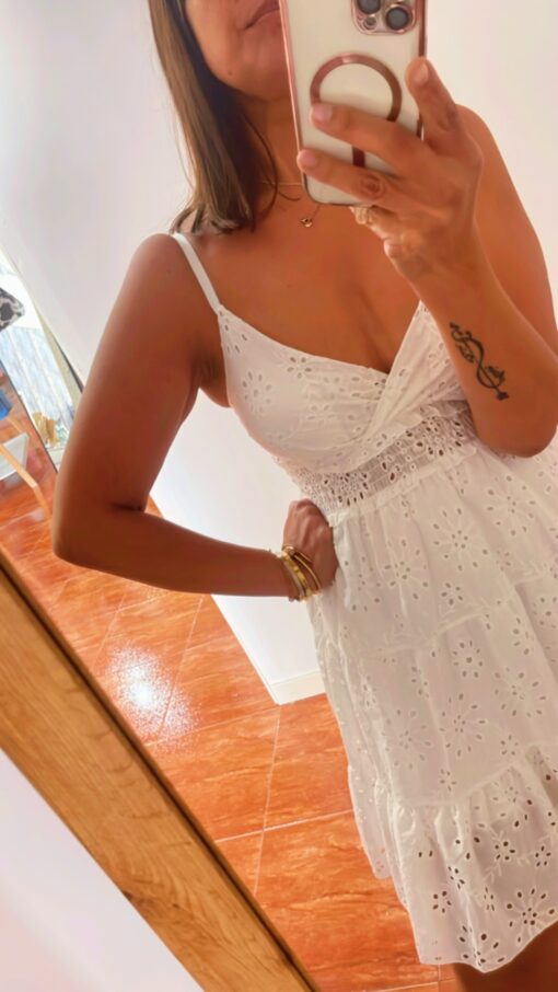 Vestido troquelado corto